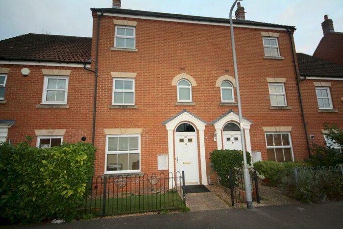 4 Bedroom Town House To Rent In Tracey Ave, Langley, SL3