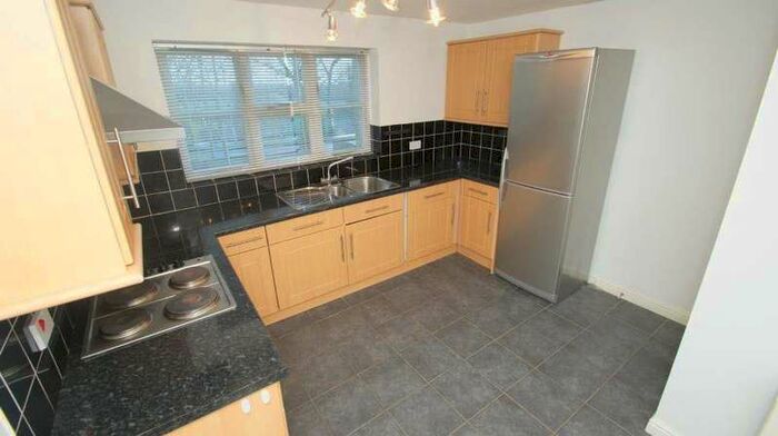 2 Bedroom Flat To Rent In Parkwood Court, Leeds, LS8