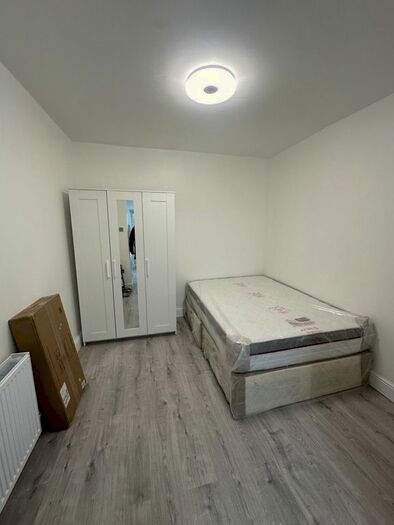 Studio To Rent In Gainsborough Gardens, Edgware, Greater London, HA8