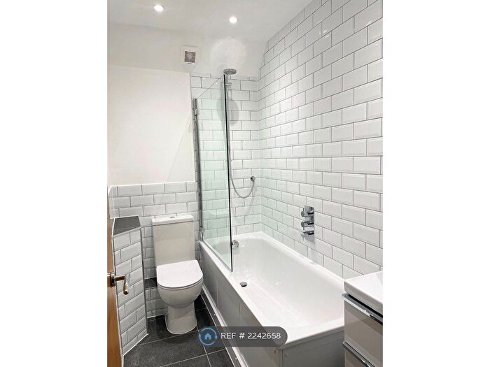 2 Bedroom Flat To Rent In Garfield Mews, London, SW11