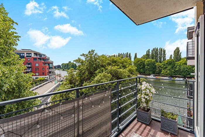 3 Bedroom Flat For Sale In Charter Quay, Kingston Upon Thames, KT1