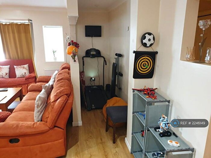 4 Bedroom Bungalow To Rent In Mayswood Gardens, Dagenham, RM10