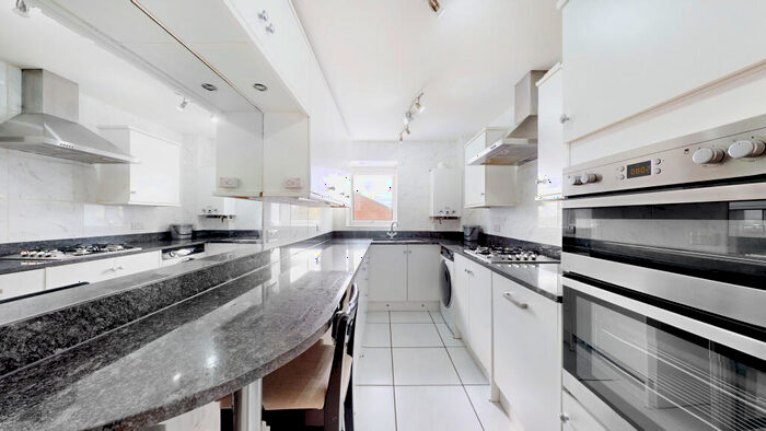 2 Bedroom Flat To Rent In Whitehaven Close, Bromley South, BR2