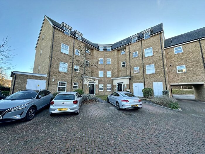 2 Bedroom Flat To Rent In Wells View Drive, Bromley, BR2