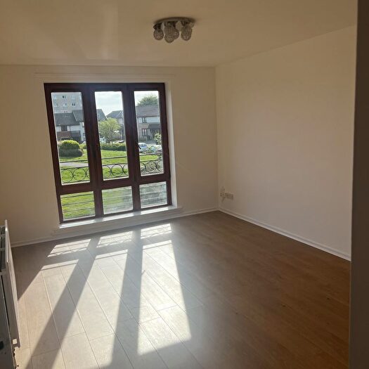 2 Bedroom Flat To Rent In Hawkhill, Edinburgh, EH7