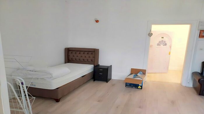 Studio To Rent In Hamilton Way, London, N3