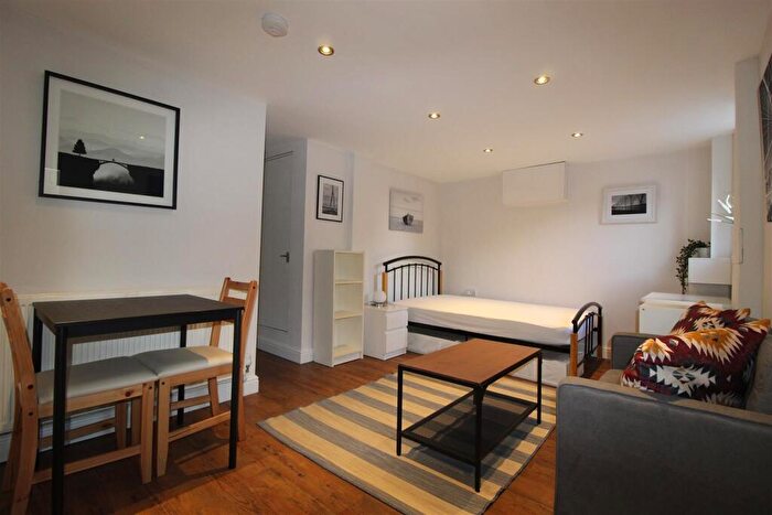1 Bedroom Apartment To Rent In Woodside Place, Leeds, LS4