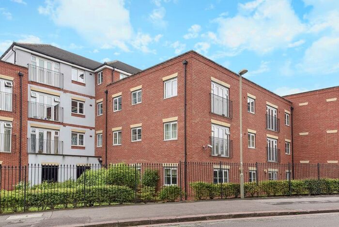 2 Bedroom Apartment To Rent In Ellington Court, Headington, OX3