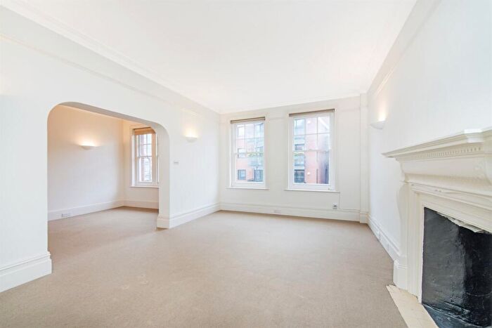 3 Bedroom Flat To Rent In Drayton Gardens, Chelsea, SW10