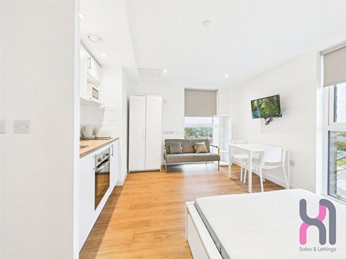 Flat To Rent In Frederick Road, Manchester, M6