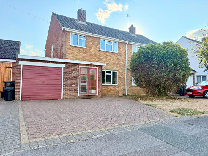 3 Bedroom Semi Detached House For Sale In Rochester Avenue, Woodley, RG5
