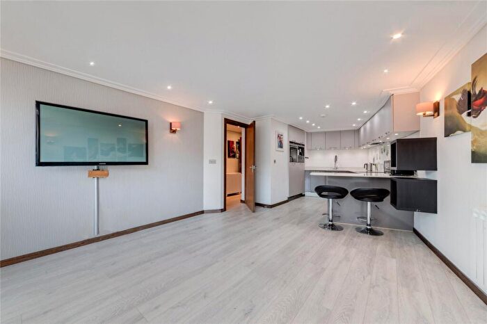 2 Bedroom Flat To Rent In Frances Wharf, Mile End East, E14