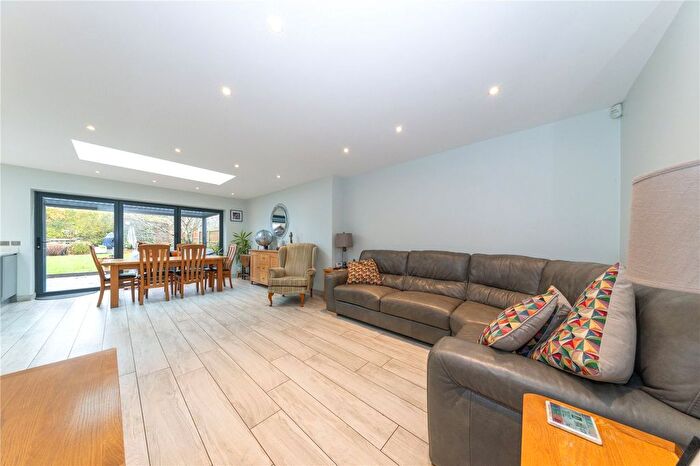 3 Bedroom Bungalow For Sale In Ryecroft Way, Luton, Bedfordshire, LU2