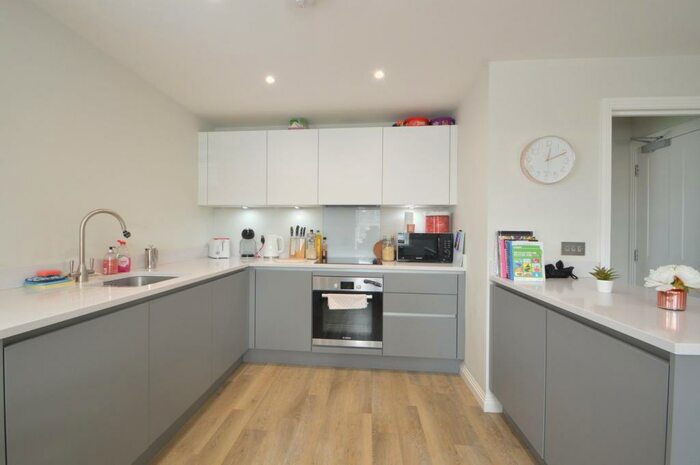 1 Bedroom Apartment To Rent In Oatlands Drive, Weybridge, KT13