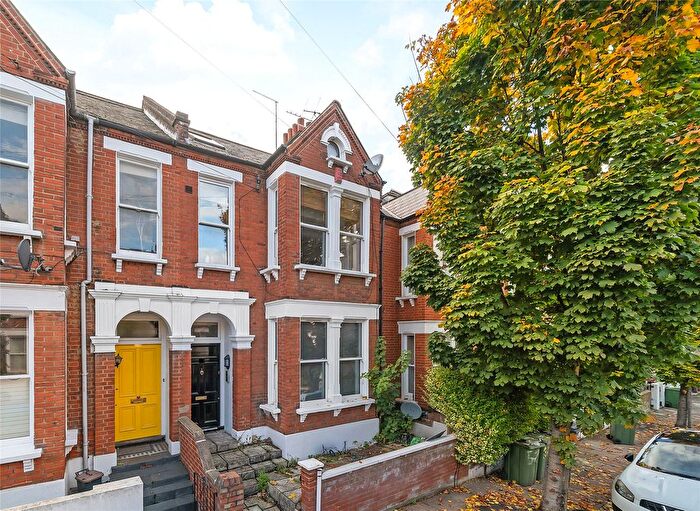 3 Bedroom Flat To Rent In Killyon Road, London, SW8