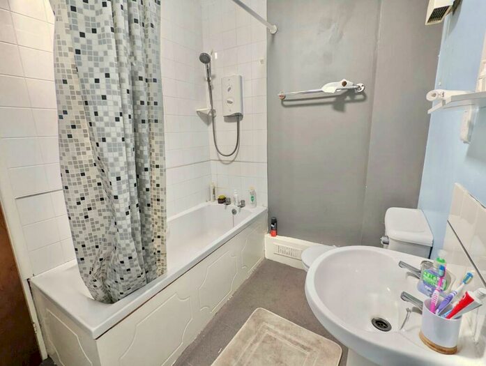 2 Bedroom Apartment To Rent In Osborne Road, Southsea, PO5