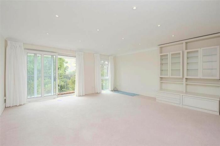 2 Bedroom Flat To Rent In Portsmouth Road, Kingston, Surrey, KT1