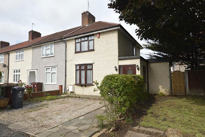 2 Bedroom End Of Terrace House To Rent In Hunters Square, Dagenham, RM10