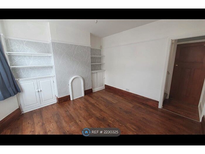 2 Bedroom End Of Terrace House To Rent In Colin Road, Luton, LU2