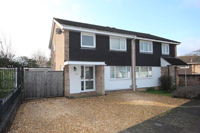 3 Bedroom Semi Detached House For Sale In Birkdale Road, Bedford, MK41