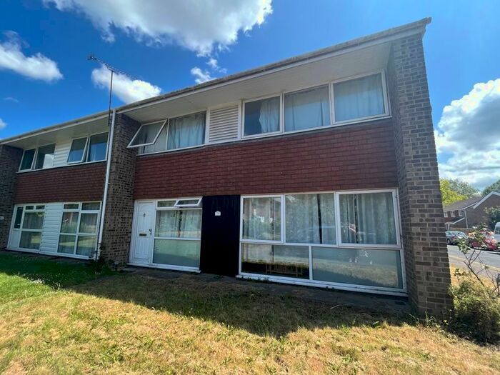 4 Bedroom Semi-Detached House To Rent In Somner Close, Canterbury, CT2