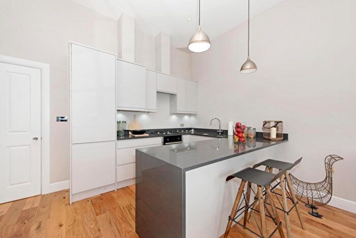 2 Bedroom Flat To Rent In Coombe Road, Kingston Upon Thames, KT2