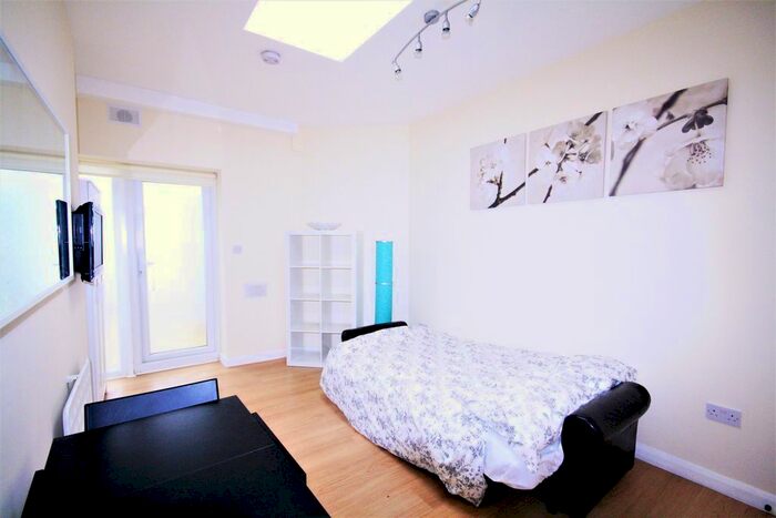Studio To Rent In Kilburn Lane, Queens Park W10