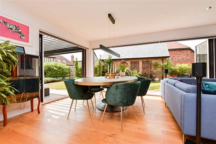 4 Bedroom Detached House For Sale In Elizabeth Drive, Woodnesborough, Sandwich, Kent, CT13