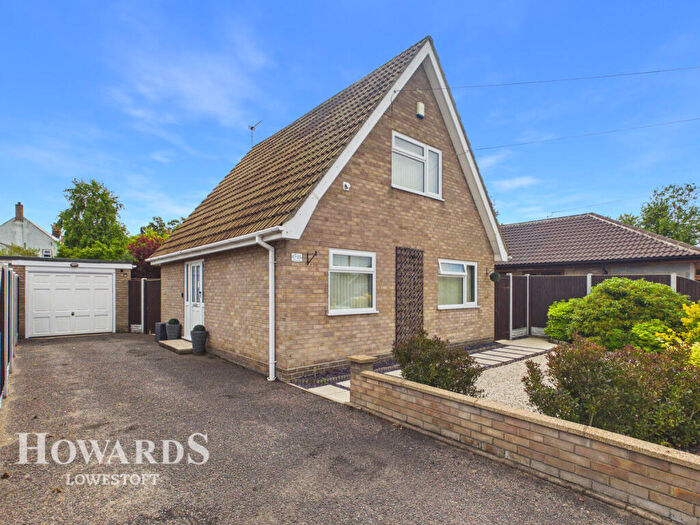 3 Bedroom Detached House For Sale In Red House Close, Lowestoft, NR32