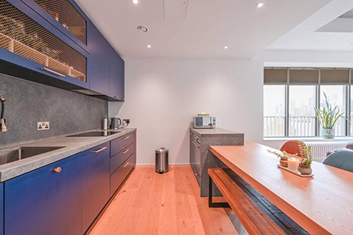 2 Bedroom Flat For Sale In Rendel House, Tower Hamlets, London, E14