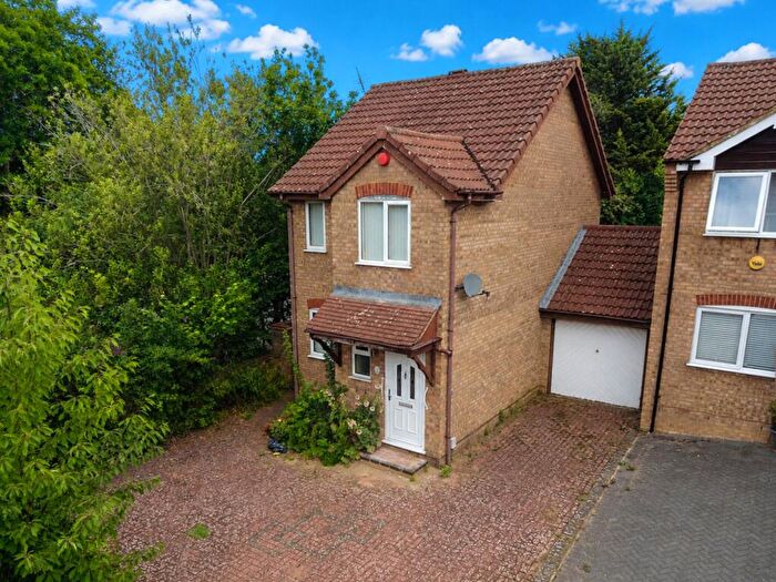 3 Bedroom Link Detached House For Sale In Benington Close, Luton, Bedfordshire, LU2