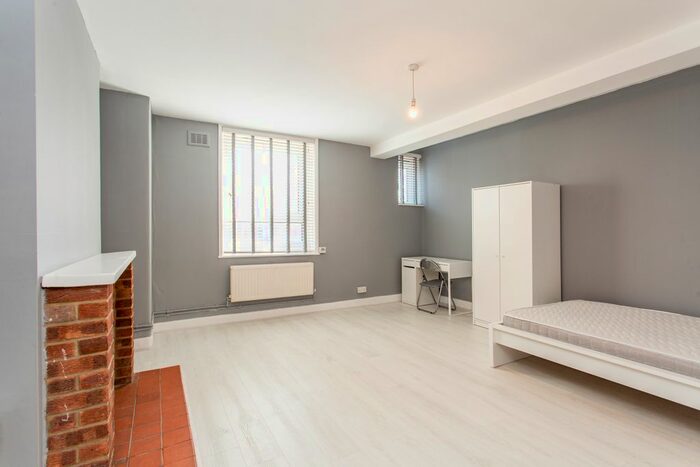 3 Bedroom Flat To Rent In Globe Road, London, E2