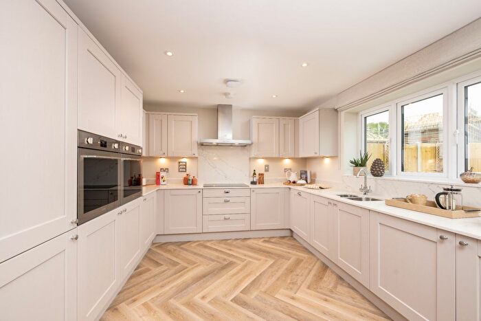 5 Bedroom Detached House For Sale In Woodside View, Bishops Green, RG20