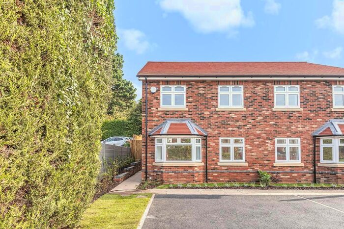 4 Bedroom Semi-Detached House To Rent In Hillview Close, Sonning Common RG4