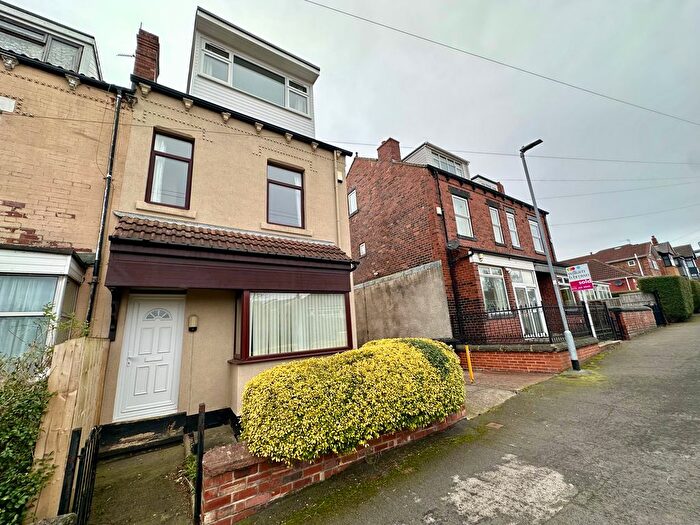 4 Bedroom Semi-Detached House To Rent In Tyas Grove, Leeds, LS9