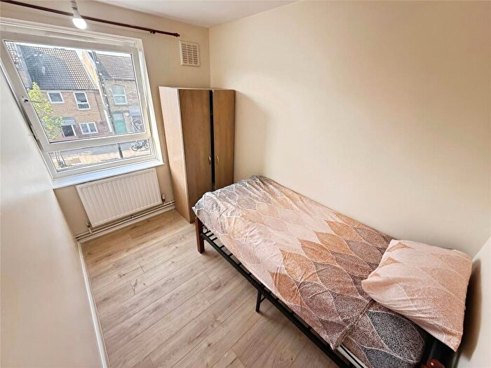 3 Bedroom Flat To Rent In Evelina Road, London, SE15