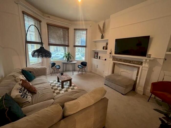 2 Bedroom Flat To Rent In First Avenue, Hove, BN3