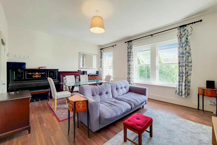 3 Bedroom Flat To Rent In Gleneldon Road, Streatham, London, SW16