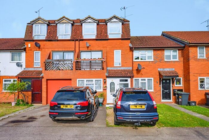 4 Bedroom Town House For Sale In Marsom Grove, Luton, LU3