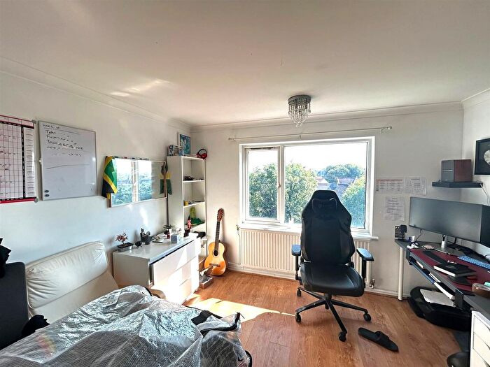 2 Bedroom Maisonette To Rent In Stuart Crescent, London, N22