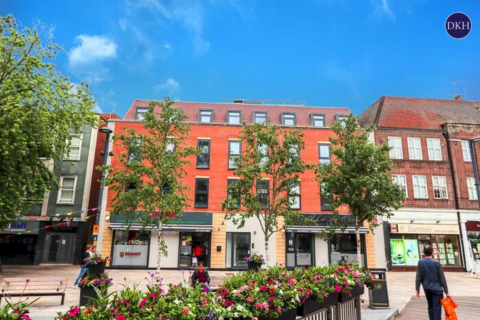 2 Bedroom Flat To Rent In A The Parade, Watford, Hertfordshire, WD17