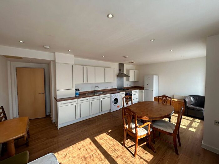 2 Bedroom Flat To Rent In Gateway Court, UB2