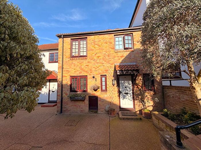 3 Bedroom Mews For Sale In The Farthings, Kingston Upon Thames, KT2