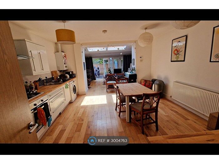 2 Bedroom Maisonette To Rent In Lower Cheltenham Place, Bristol, BS6