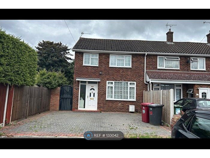 4 Bedroom End Of Terrace House To Rent In Rossiter Close, Slough, SL3