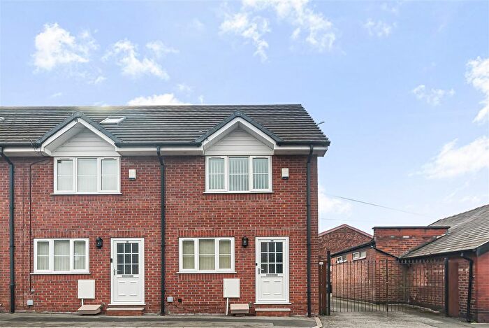 3 Bedroom Town House To Rent In Annan Street, Denton, Manchester, M34