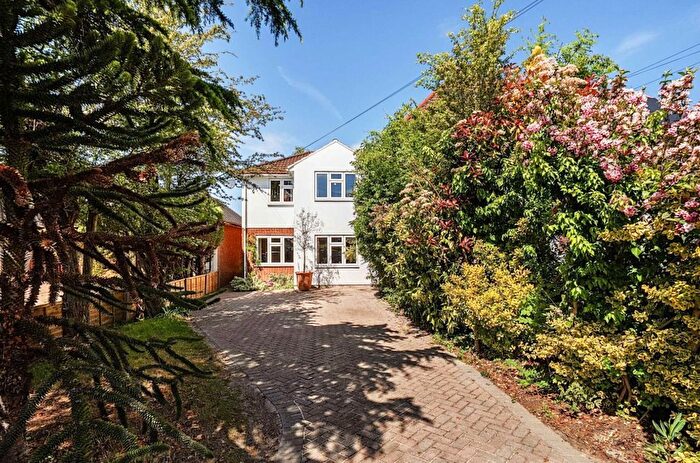 3 Bedroom Detached House For Sale In Days Lane, Sidcup, DA15