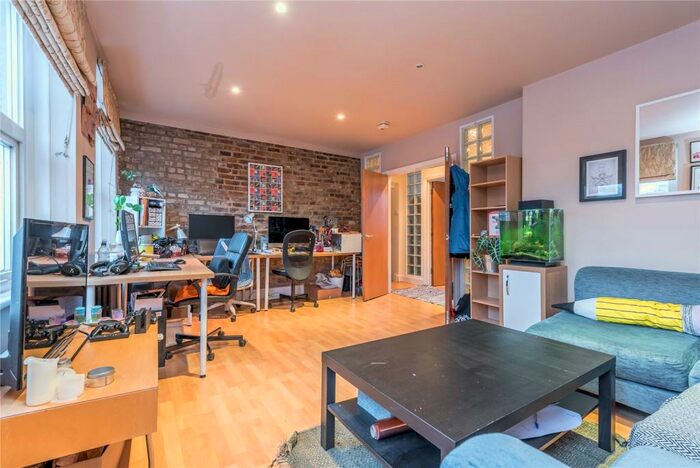 2 Bedroom Apartment To Rent In Essex Road, Islington, N1