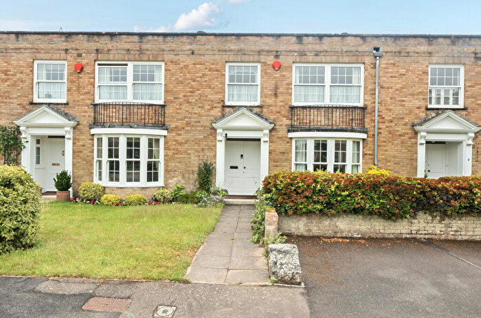 3 Bedroom Terraced House For Sale In Courtenay Place, Lymington, SO41