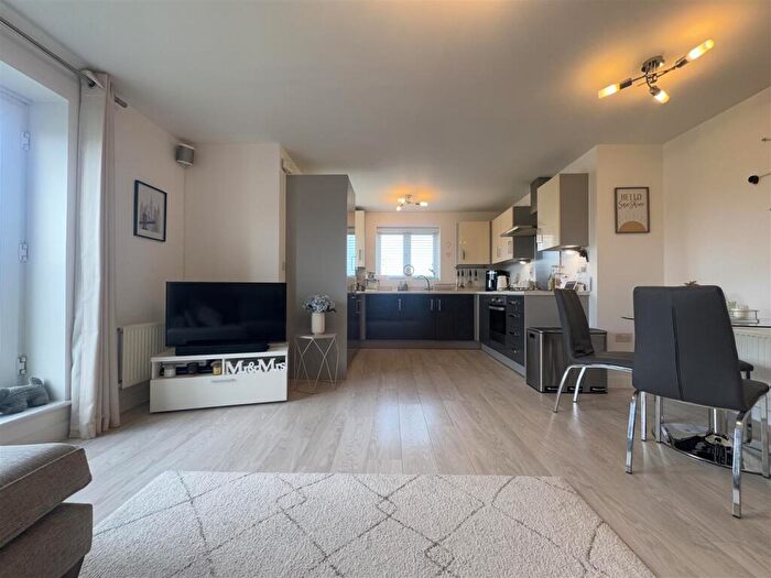 2 Bedroom Flat For Sale In Clenshaw Path, Basildon, SS14